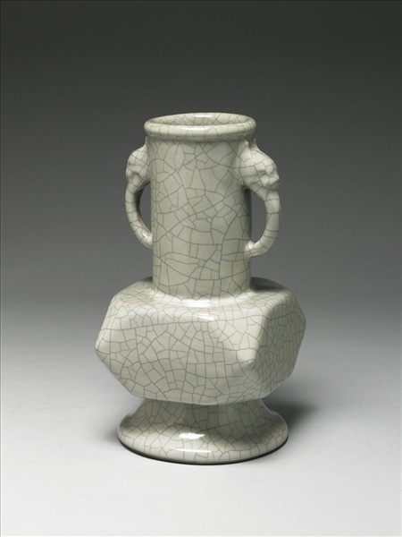 青瓷螭耳折耳瓶