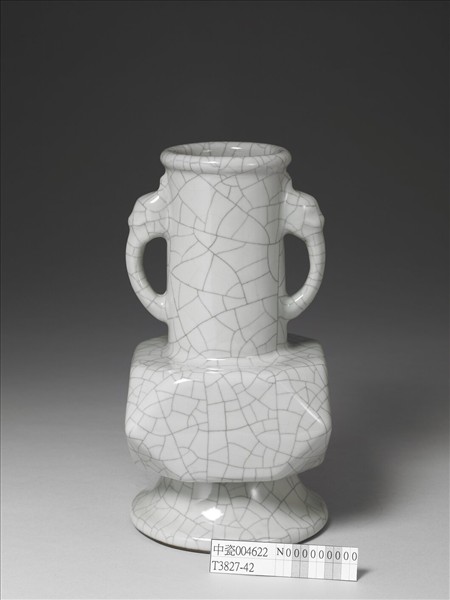 青瓷螭耳折耳瓶