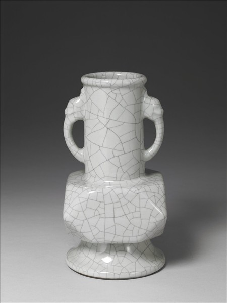 青瓷螭耳折耳瓶