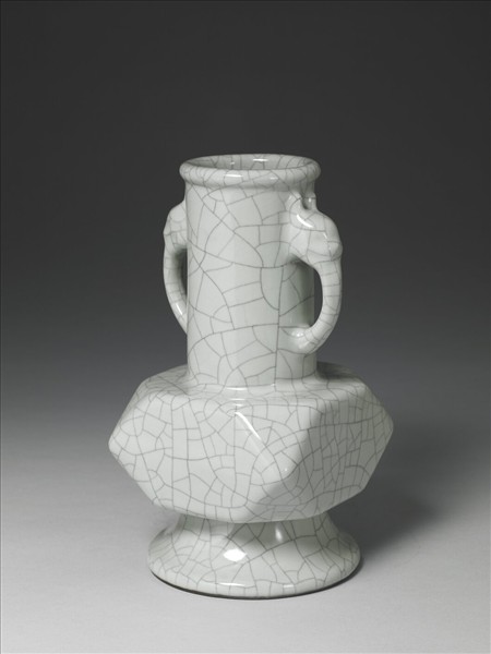 青瓷螭耳折耳瓶