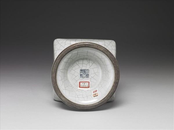 青瓷螭耳折耳瓶