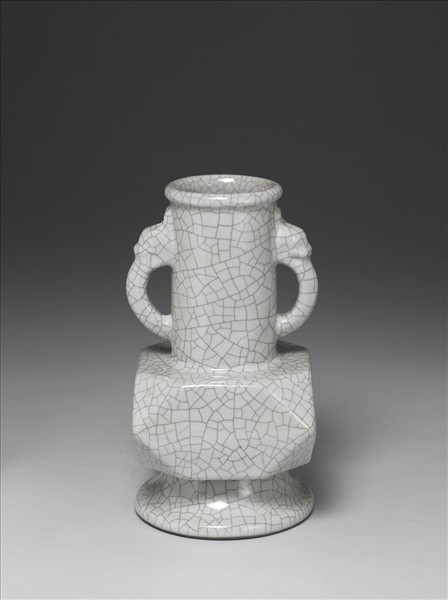 青瓷螭耳折耳瓶