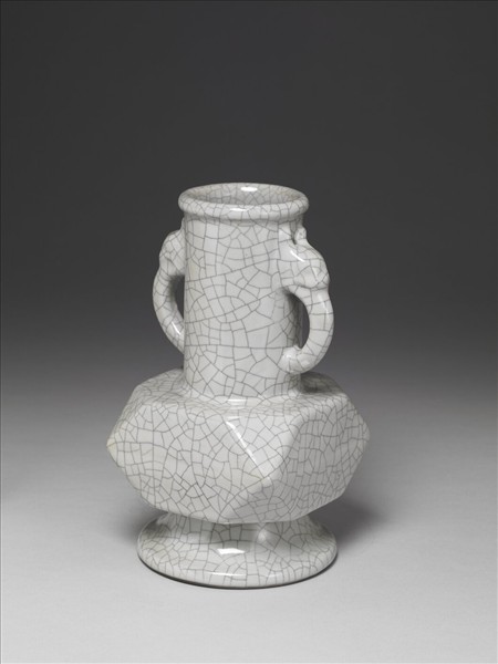 青瓷螭耳折耳瓶