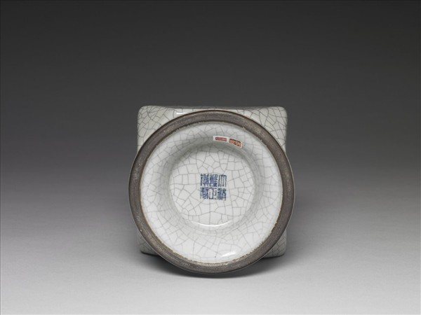 青瓷螭耳折耳瓶