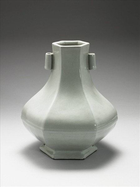 青瓷貫耳穿帶六稜瓶