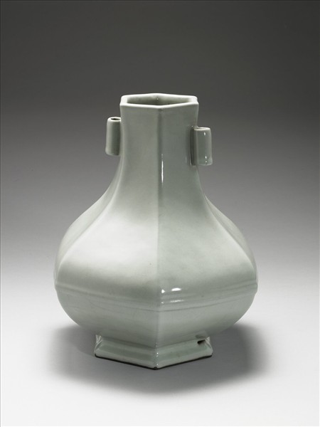 青瓷貫耳穿帶六稜瓶