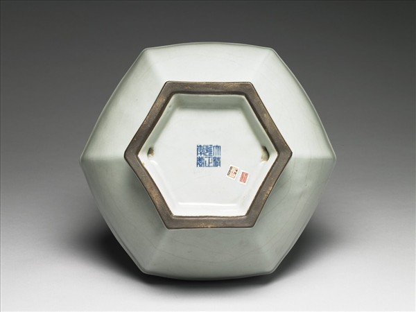 青瓷貫耳穿帶六稜瓶