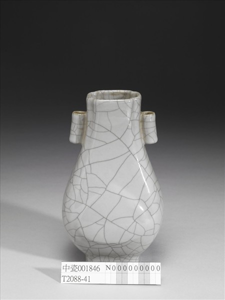 青瓷貫耳杏葉四方瓶