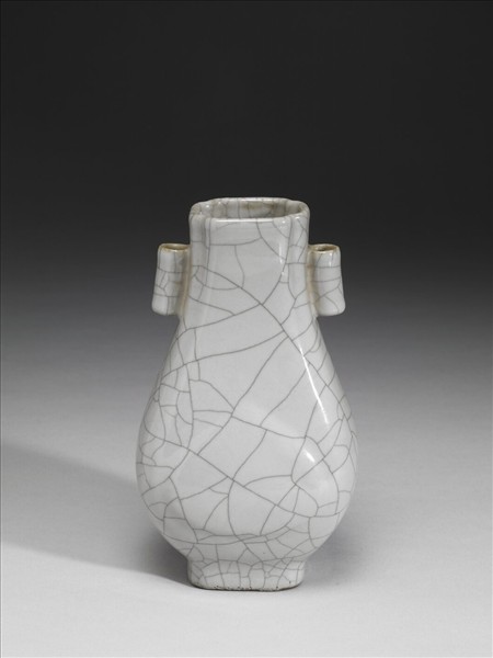 青瓷貫耳杏葉四方瓶