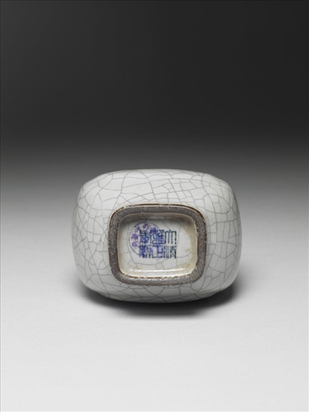 青瓷貫耳杏葉四方瓶