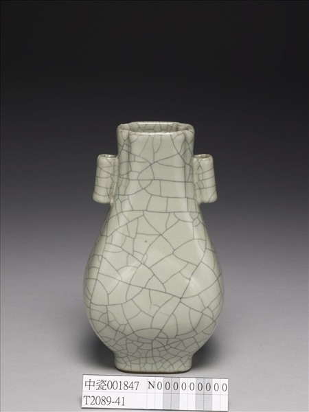 青瓷貫耳杏葉四方瓶