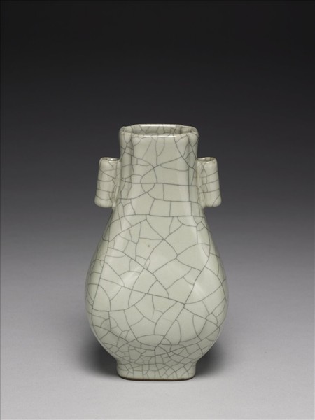 青瓷貫耳杏葉四方瓶