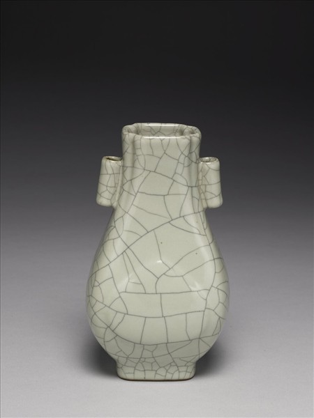 青瓷貫耳杏葉四方瓶