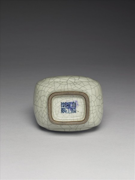 青瓷貫耳杏葉四方瓶