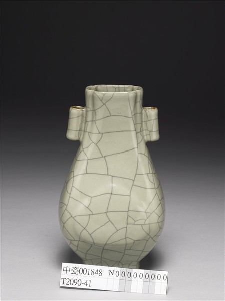 青瓷貫耳杏葉四方瓶