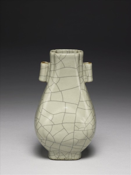 青瓷貫耳杏葉四方瓶