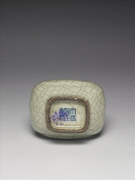 青瓷貫耳杏葉四方瓶