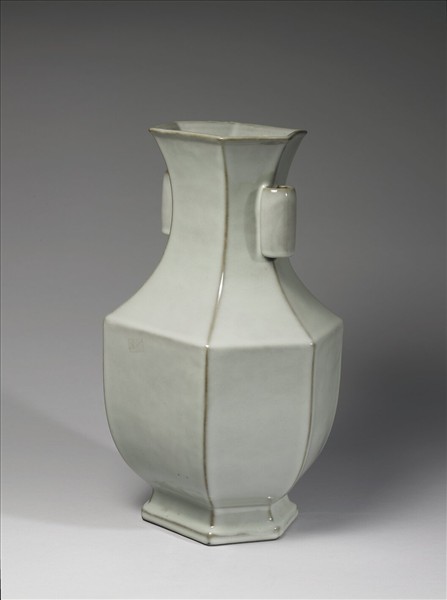 青瓷貫耳六稜瓶