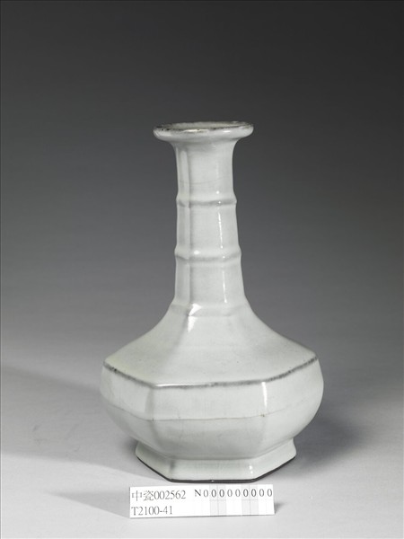 青瓷六方弦紋瓶