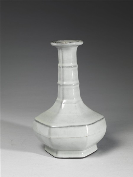 青瓷六方弦紋瓶