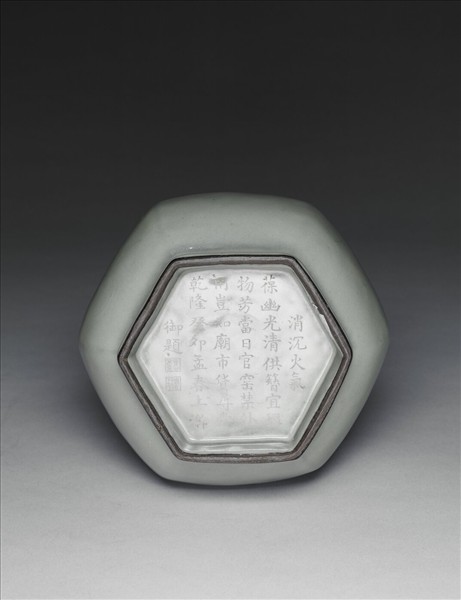 青瓷六方弦紋瓶