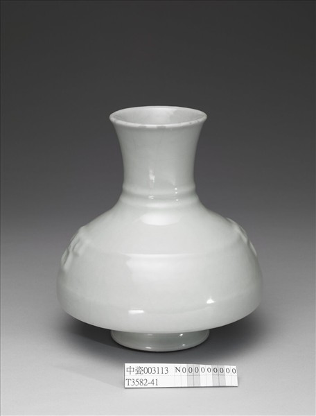 青瓷撇口扁肚瓶