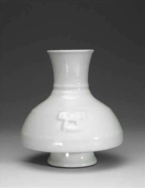 青瓷撇口扁肚瓶