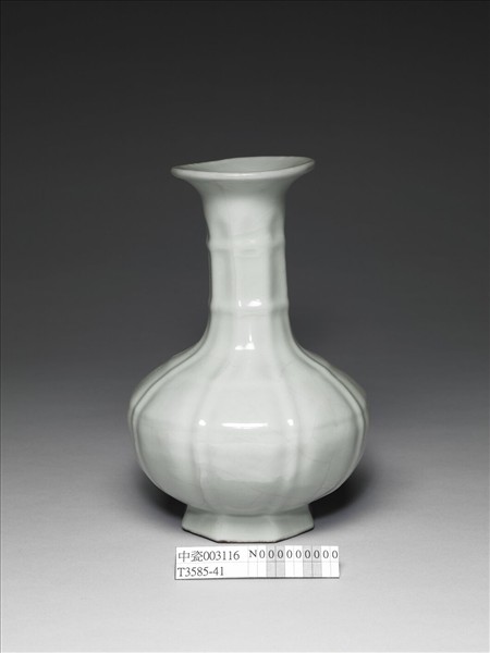 青瓷八方盤口長頸瓶