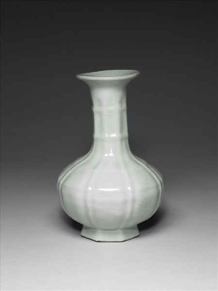 青瓷八方盤口長頸瓶