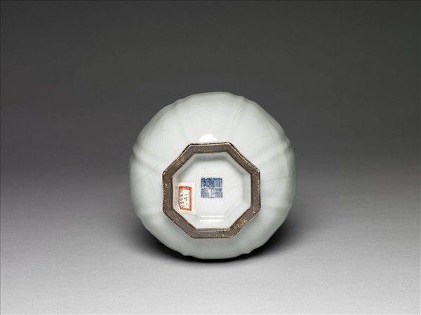 青瓷八方盤口長頸瓶