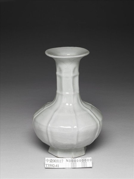 青瓷八方盤口長頸瓶