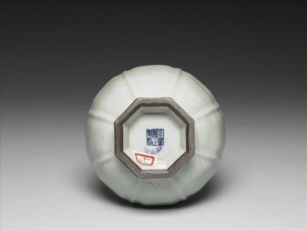 青瓷八方盤口長頸瓶