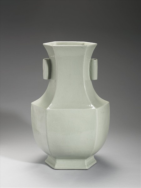青瓷六方貫耳瓶