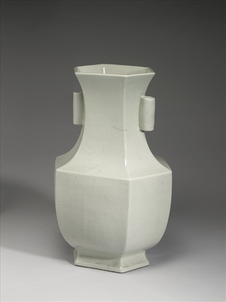 青瓷六方貫耳瓶