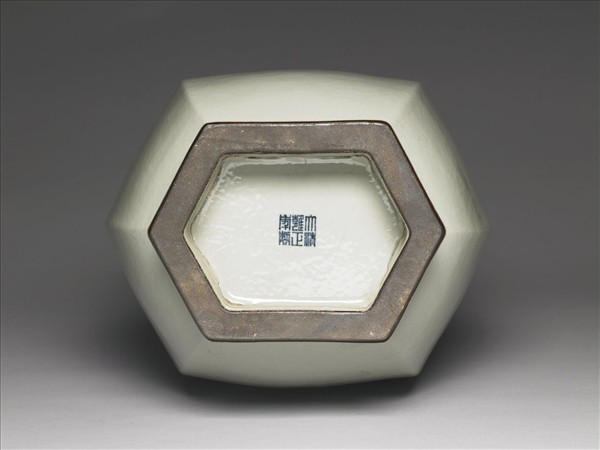 青瓷六方貫耳瓶