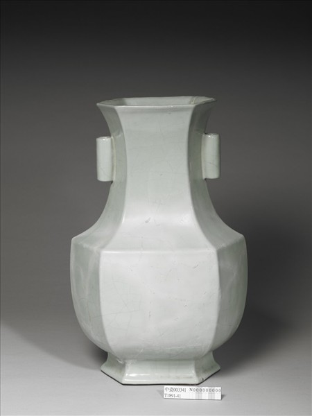 青瓷六方貫耳瓶