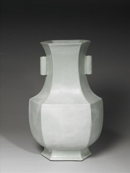 青瓷六方貫耳瓶