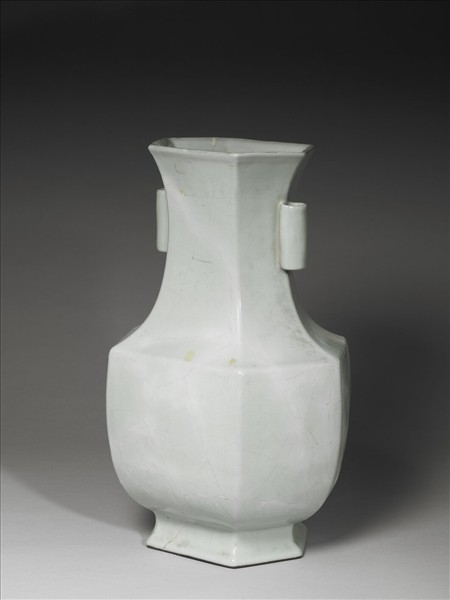 青瓷六方貫耳瓶