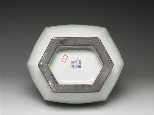 青瓷六方貫耳瓶