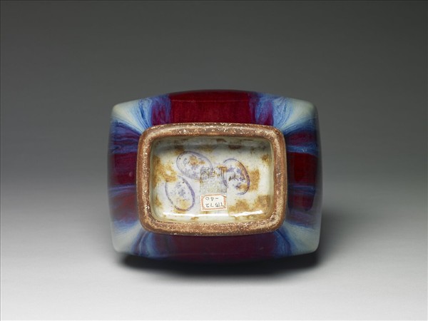 爐鈞釉貫耳杏葉瓶