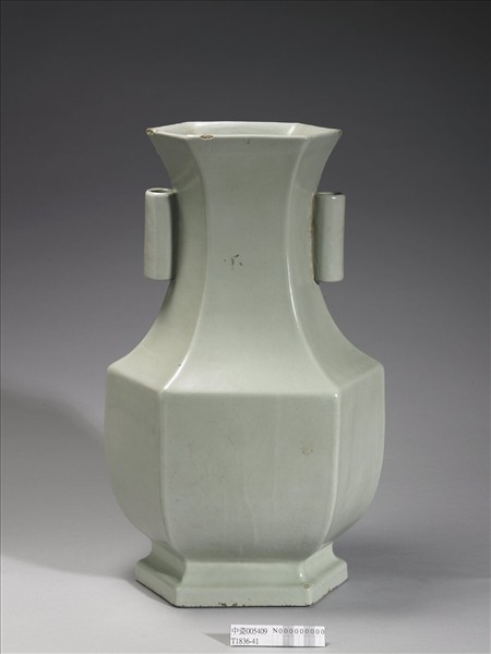 青瓷六方貫耳瓶