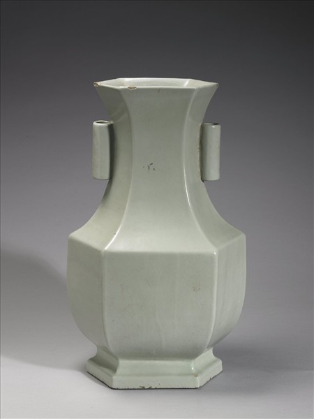 青瓷六方貫耳瓶