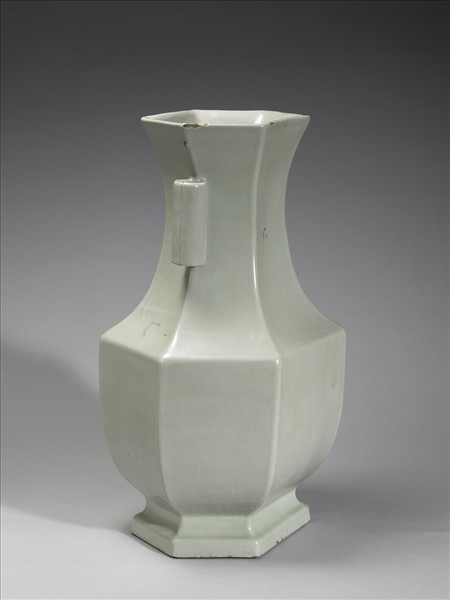 青瓷六方貫耳瓶