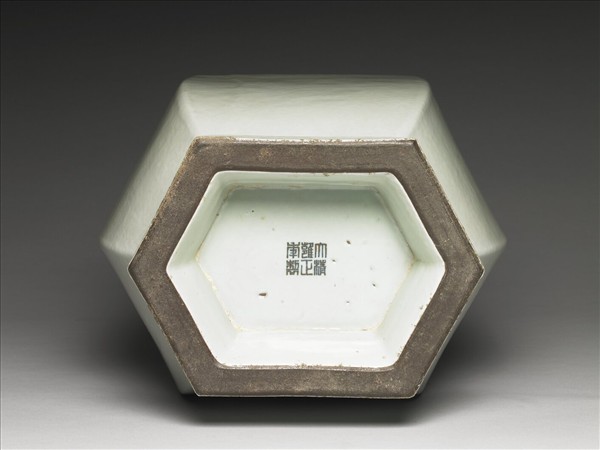 青瓷六方貫耳瓶