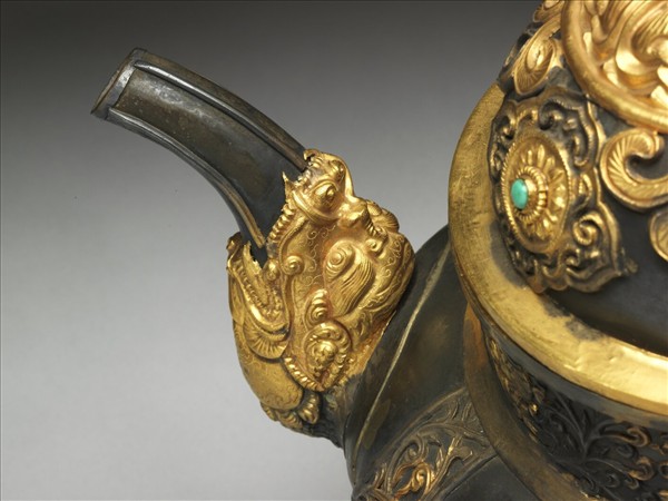 銀嵌綠松石鑲金龍紋壺