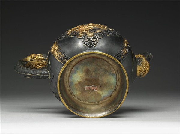 銀嵌綠松石鑲金龍紋壺