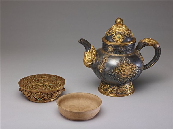 銀嵌綠松石鑲金龍紋壺