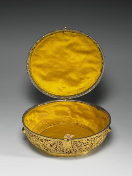 卷草龍紋銅鎏金鏤空圓盒