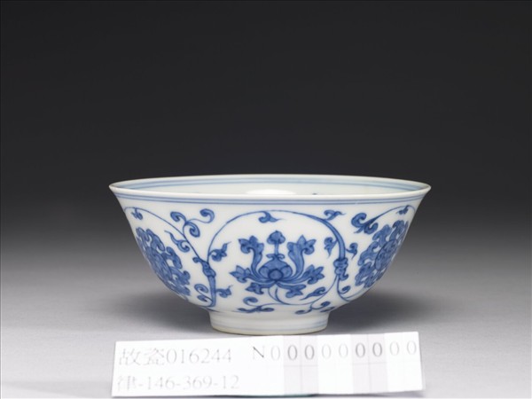 青花轉枝寶蓮紋碗