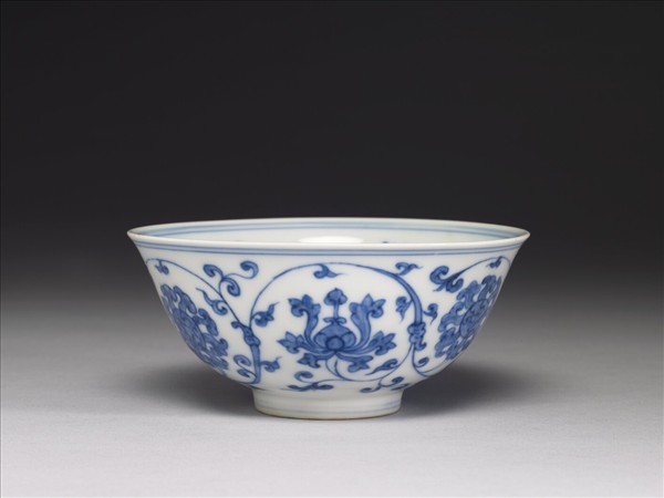 青花轉枝寶蓮紋碗